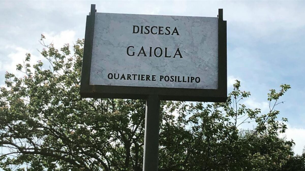 discesa per la Gaiola a Napoli