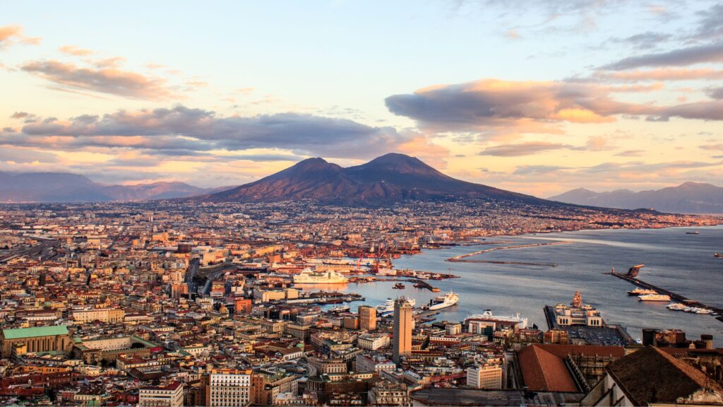 Napoli di notte al tramonto